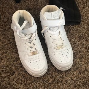 Nike Air Force 1s Mid